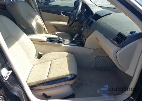 2011 Mercedes-Benz C 300 Luxury/Sport z USA, uszkodzony, nr VIN WDDGF5EB8BR183575